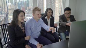 Geschäft Kollegen Mitarbeiter feiern Erfolg Zusammenarbeit Leistung video