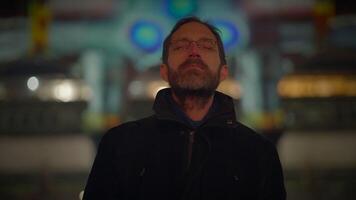 Mann mit geschlossen Augen träumend entspannt draußen im das Stadt beim Nacht video