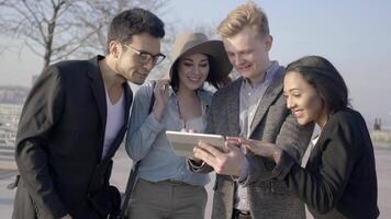 groep van verschillend multi etnisch gemengd ras mensen aan het kijken video Aan tablet