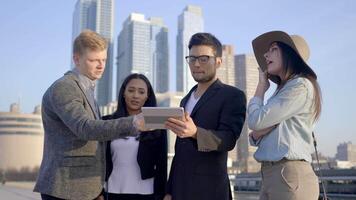 groep van verschillend multi etnisch gemengd ras mensen aan het kijken video Aan tablet