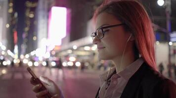 jong mooi Kaukasisch vrouw gebruik makend van slim telefoon in de stad video