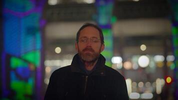 Mann mit geschlossen Augen träumend entspannt draußen im das Stadt beim Nacht video