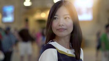 joven asiático mujer disfrutando moderno ciudad estilo de vida video