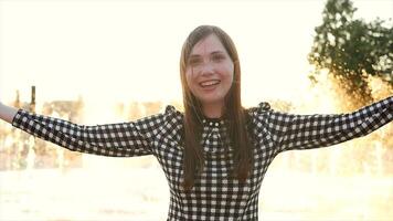 levensstijl portret van jong mooi zelfverzekerd vrouw in de stad video