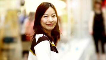 stad levensstijl portret van jong Aziatisch vrouw staand Aan stedelijk stad straat video