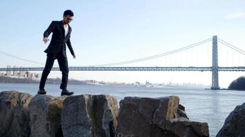 mode de vie portrait de homme dans costume profiter rivière pont paysage en plein air video
