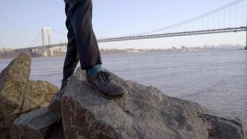 estilo de vida retrato do homem dentro terno desfrutando rio ponte panorama ao ar livre video