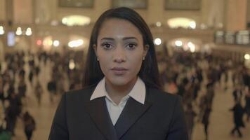 mode de vie portrait de africain américain femme d'affaires dans le ville video