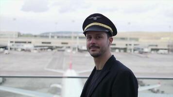 aerolínea capitán piloto en uniforme preparando para vuelo a aeropuerto treminal portón video