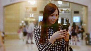 jong Kaukasisch vrouw chatten Aan mobiel telefoon apparaat video