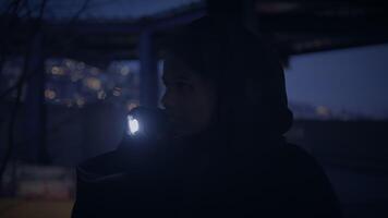 encapuchonné sans peur femme en marchant dans abandonné Urbain ville à crépuscule lumière video