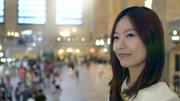 jong Aziatisch vrouw genieten van modern stad levensstijl video
