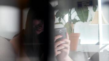 jovem caucasiano mulher conversando em Móvel telefone dispositivo video