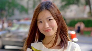 Stadt Lebensstil Porträt von jung asiatisch Frau Stehen auf städtisch Stadt Straße video