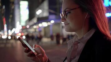 Stadt Lebensstil Porträt von attraktiv weiblich Person chatten auf Handy, Mobiltelefon Telefon video