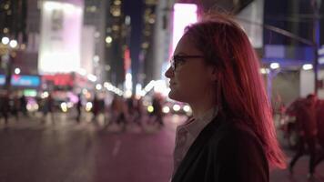 geluk levensstijl portret van jong vrouw genieten van stad leven video