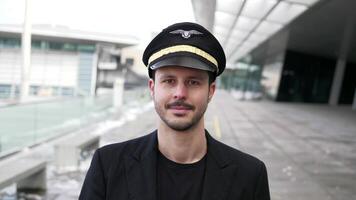 Fluggesellschaft Kapitän Pilot im Uniform vorbereiten zum Flug beim Flughafen Treminal Tor video