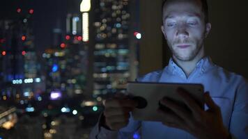jong knap Mens gebruik makend van tablet scherm Aan bedrijf reizen video