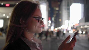 giovane bellissimo caucasico donna utilizzando inteligente Telefono nel il città video