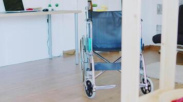 hospital silla de ruedas en vacío habitación para Ayudar personas con Desventaja mover. video