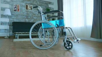 rolstoel voor gehandicapt geduldig in leeg kamer video
