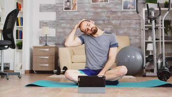 Kerl Dehnen Hals Muskel Aufpassen online Fitness Lektion auf Tablette Computer. video