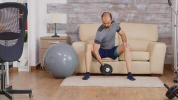 vent opleiding biceps met halter naar toenemen sterkte in leven kamer. video