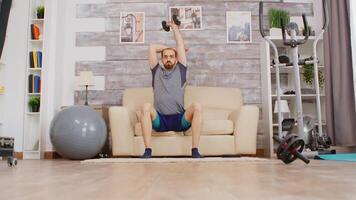 gars levage haltère avec triceps muscle portant tenue de sport séance o canapé. video