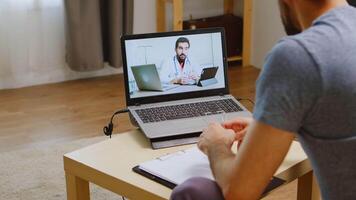 patient på video ring upp med hans läkare under coronavirus låsning