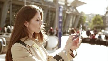 mooi jong brunette vrouw met lang haar- gebruik makend van mobiel tablet scherm video