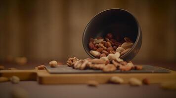 mezclado nueces de Almendras pacana nueces anacardos avellanas en de madera mesa video