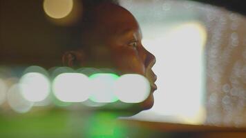 weiblich Person mit schwarz lockig Haar Fahren Auto im das Stadt beim Nacht der Verkehr video