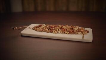 gemischt Nüsse von Mandeln Pekannuss Walnüsse Cashewkerne Haselnüsse auf hölzern Tabelle video
