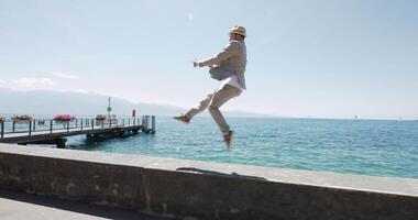 allegro eccitato uomo in esecuzione e salto gioioso all'aperto video