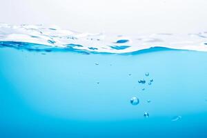 hermosa agua ondas, chapoteo y ondas en cristal azul foto