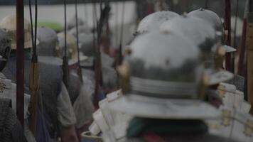 vieux rétro ancien armée soldats marcher ensemble sur guerre champ de bataille video