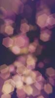 verticaal video - abstract bokeh achtergrond animatie met voorzichtig flikkeren onscherp warm bokeh licht zeshoeken. deze elegant beweging achtergrond is vol hd en een naadloos lus.