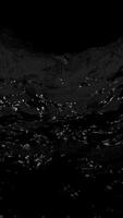 vertical vídeo - un ondulación corriente de negro crudo petróleo fluido hacia el cámara. ambiental fósil combustible concepto. lleno hd y bucle oscuro líquido fluir movimiento antecedentes animación. video