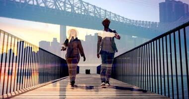 un' uomo e un' donna a piedi insieme all'aperto su ponte strada video