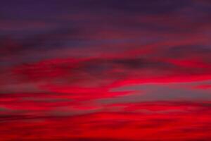 luminoso horizontes, vívido, vistoso nubes en un dramático amanecer o puesta de sol cielo. un degradado viaje desde frío a calentar matices, un desenfocado resumen antecedentes de de la naturaleza lienzo. foto