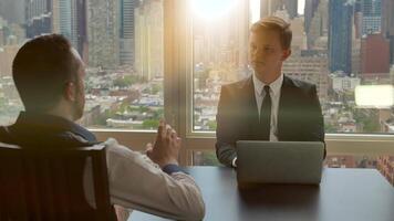 gesprek van mannetje bedrijf partners vergadering samenwerken en analyseren video