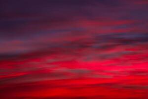 luminoso horizontes, vívido, vistoso nubes en un dramático amanecer o puesta de sol cielo. un degradado viaje desde frío a calentar matices, un desenfocado resumen antecedentes de de la naturaleza lienzo. foto