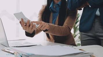 bedrijf team vergadering Cadeau, investeerder collega's overleg en conferentie nieuw strategie plan bedrijf en markt groei Aan financieel document diagram rapport, vergadering en praten. video