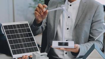 diverso gruppo di attività commerciale persone pianificazione per alternativa energia utilizzo per più verde sostenibile terra di riducendo co2 emissione e carbonio credito con rinnovabile pulito energia tecnologia. caratteristico video