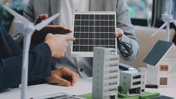 diverse groupe de affaires gens Planification pour alternative énergie utilisation pour plus vert durable Terre par réduire CO2 émission et carbone crédit avec renouvelable nettoyer énergie technologie. pittoresque video