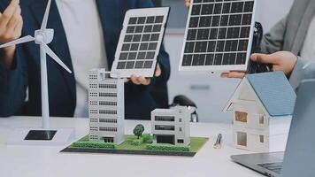 diverso gruppo di attività commerciale persone pianificazione per alternativa energia utilizzo per più verde sostenibile terra di riducendo co2 emissione e carbonio credito con rinnovabile pulito energia tecnologia. caratteristico video