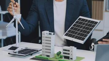 diverso gruppo di attività commerciale persone pianificazione per alternativa energia utilizzo per più verde sostenibile terra di riducendo co2 emissione e carbonio credito con rinnovabile pulito energia tecnologia. caratteristico video