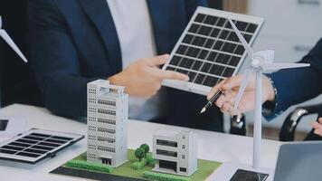 diverso gruppo di attività commerciale persone pianificazione per alternativa energia utilizzo per più verde sostenibile terra di riducendo co2 emissione e carbonio credito con rinnovabile pulito energia tecnologia. caratteristico video