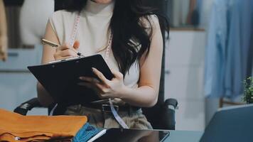 mujer joven propietaria de una pequeña empresa que trabaja en la oficina en casa. entrega de empaques de marketing en línea, empresaria de pymes emergentes o concepto de mujer independiente. propietario de una pequeña empresa video