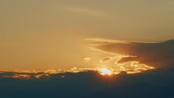 lever du soleil Contexte plus de le Montagne. montagnes silhouette et nuage. laps de temps. video